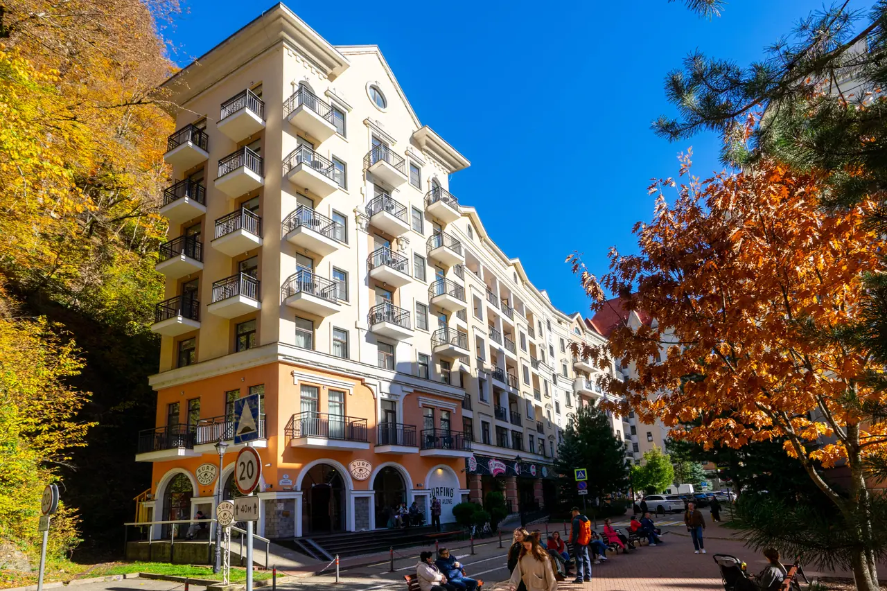 Корпус Valset Premium осенью: улица курорта у аркады первого этажа